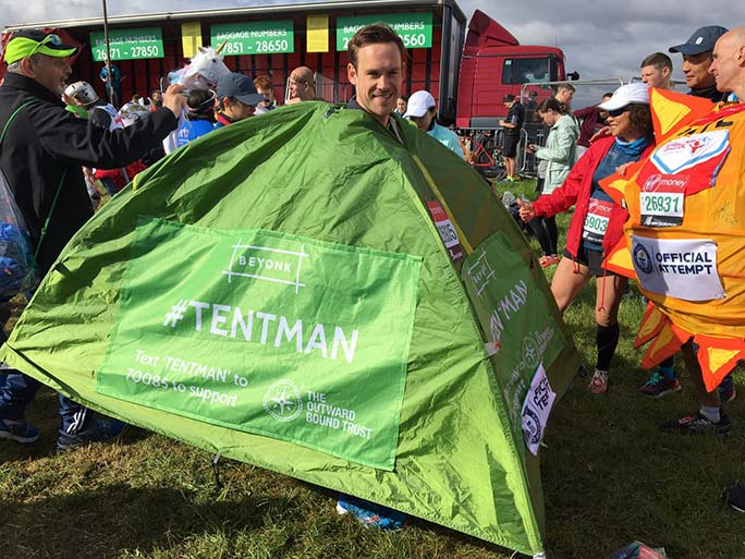 Kỷ lục Guinness trang phục kỳ lạ ‘nổ như mưa’ tại London Marathon 2019 Kỷ lục Guinness trang phục kỳ lạ ‘nổ như mưa’ tại London Marathon 2019
